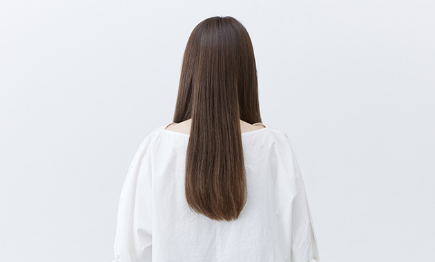 Easy-to-produce straight hair style from behind 