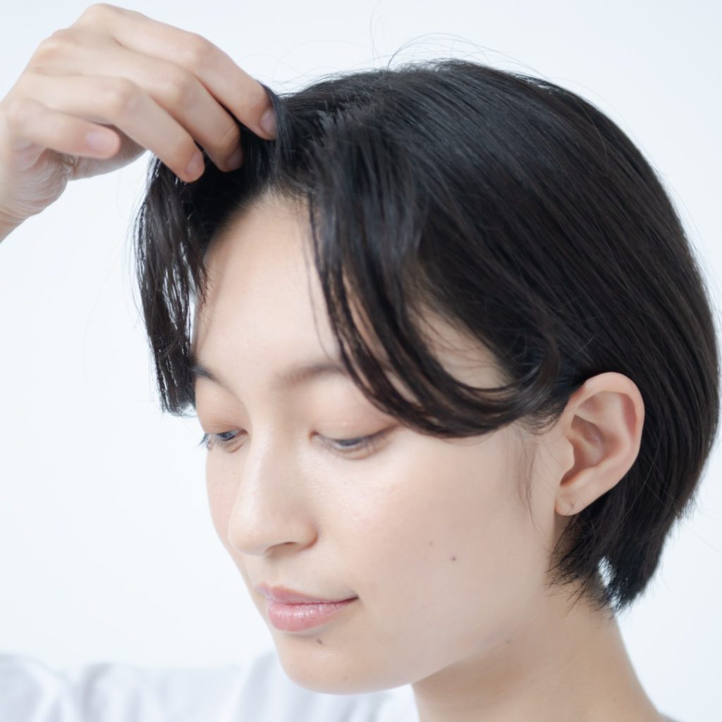 前髪のくせ毛がひどい！原因や直し方・おすすめのヘアスタイルを解説