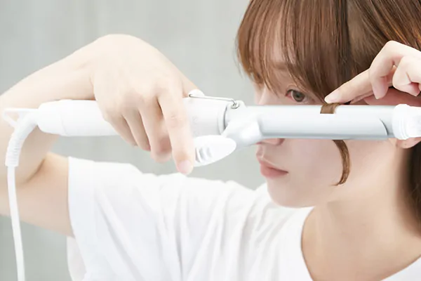 少しだけいつもと雰囲気を変えたいときに、カールアイロンで作るほつれポニーテール