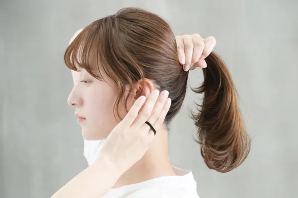少しだけいつもと雰囲気を変えたいときに、カールアイロンで作るほつれポニーテール