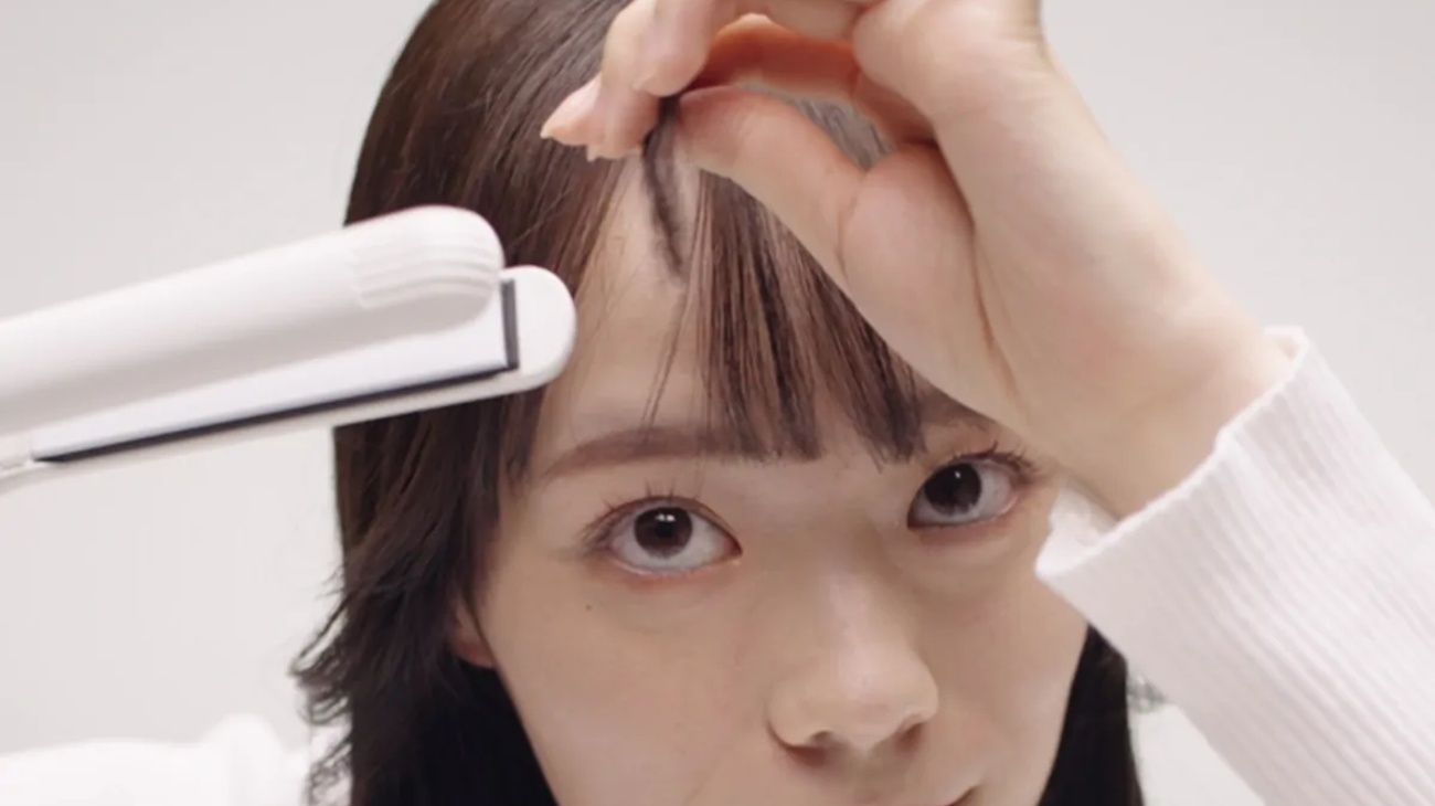 ストレートアイロンで前髪を巻く