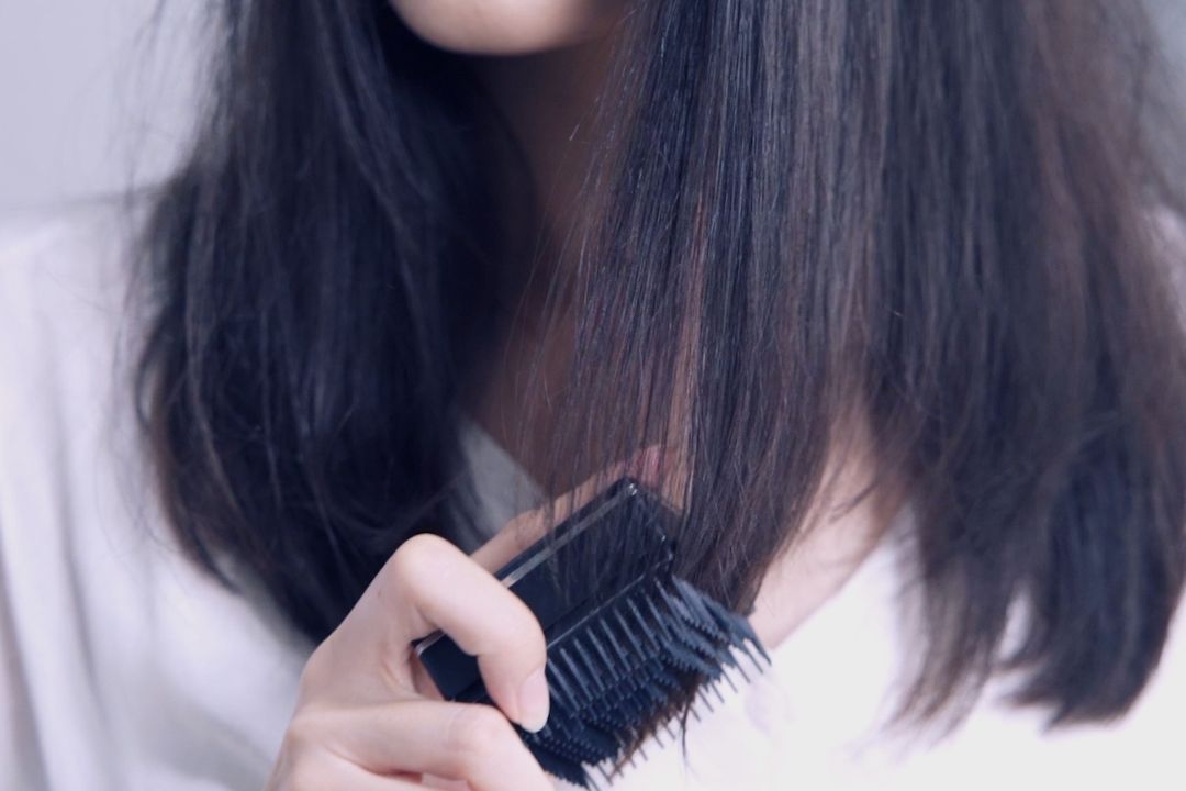 ブラシで髪をほぐす